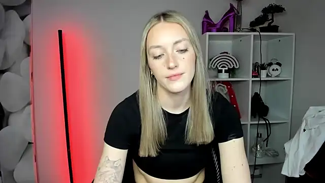 EvelynBlond online show from 02/18/26, 06:37