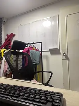 Snapshot of charlie_bass chatting on 12/05/25, 04:10 charlie bass online show from 12/05/25, 04:10