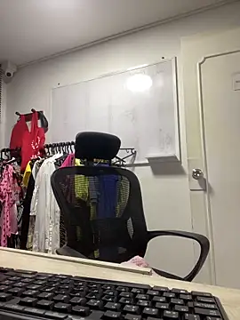 Snapshot of charlie_bass chatting on 12/19/25, 04:30 charlie bass online show from 12/19/25, 04:30