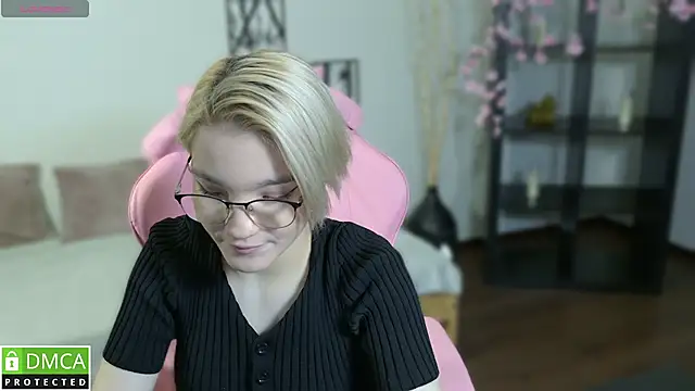 Megan Lora online show from 12/01/25, 08:19