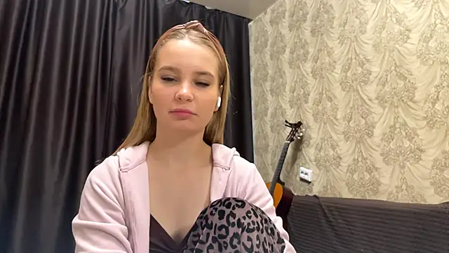 SophieLorein online show from 11/22/25, 06:01