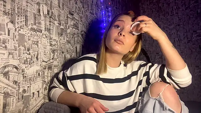 SophieLorein online show from 11/30/25, 10:08