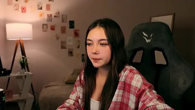 Snapshot of Vexorine chatting on 11/24/25, 07:57 Vexorine online show from 11/24/25, 07:57