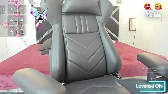 mask red girl online show from 11/27/25, 01:13