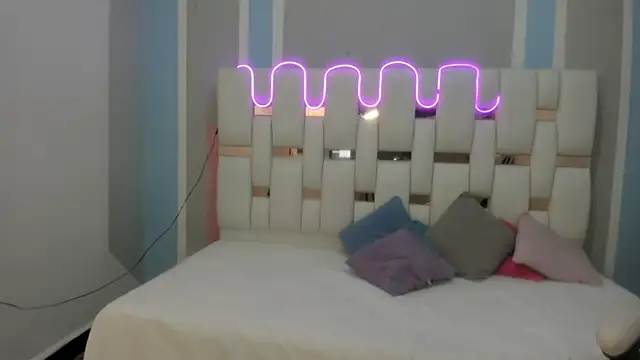 mask red girl online show from 01/10/26, 12:18