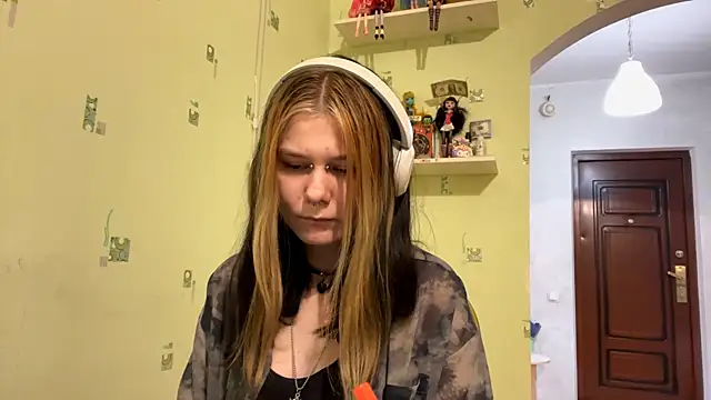 Snapshot of TraceeSchutt chatting on 01/07/26, 11:07 TraceeSchutt online show from 01/07/26, 11:07