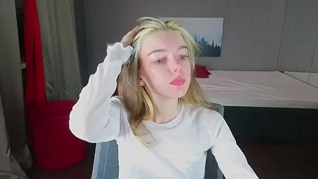 Snapshot of MILLIE_MUR chatting on 12/14/25, 05:13 MILLIE MUR online show from 12/14/25, 05:13