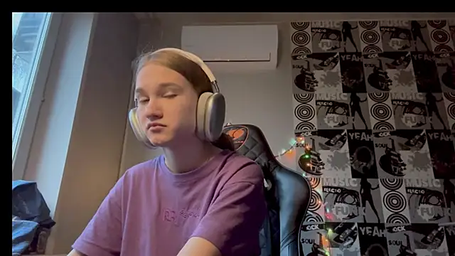 Snapshot of helgicuteness chatting on 12/15/25, 06:39 helgicuteness online show from 12/15/25, 06:39