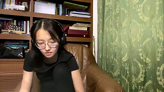 Snapshot of LinaClous chatting on 01/05/26, 05:27 LinaClous online show from 01/05/26, 05:27