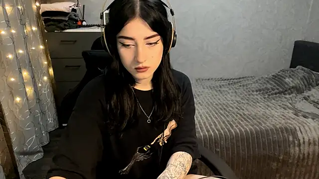 Meowluly online show from 12/18/25, 09:54