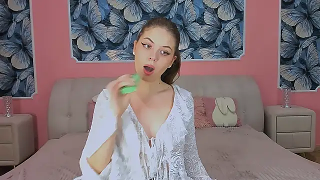 TINA LIOREN online show from 12/17/25, 05:57