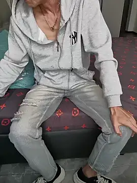 Snapshot of micai_fengbei chatting on 11/26/25, 06:47 micai fengbei online show from 11/26/25, 06:47