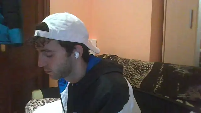 Snapshot of Hugoo_21 chatting on 12/17/25, 10:49 Hugoo 21 online show from 12/17/25, 10:49