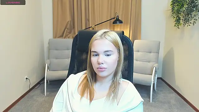 Snapshot of CorrineSchrodt chatting on 11/25/25, 12:49 CorrineSchrodt online show from 11/25/25, 12:49