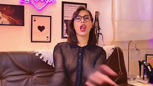 Rue Bellafire online show from 12/04/25, 05:32