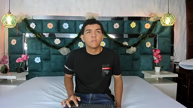 Snapshot of _bonnyandclyde chatting on 12/14/25, 11:48 bonnyandclyde online show from 12/14/25, 11:48