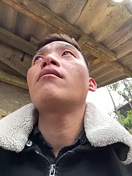 Snapshot of sanu551 chatting on 12/20/25, 04:08 sanu551 online show from 12/20/25, 04:08