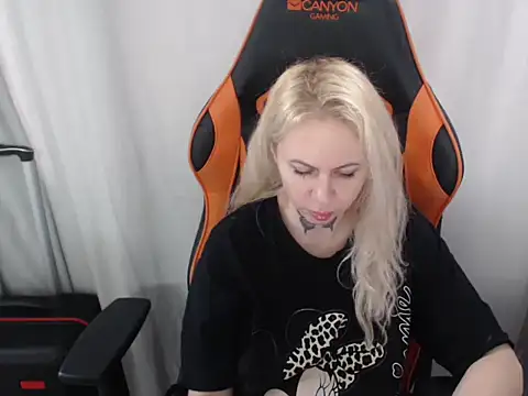 Snapshot of MissButterfly69 chatting on 11/29/25, 11:35 MissButterfly69 online show from 11/29/25, 11:35