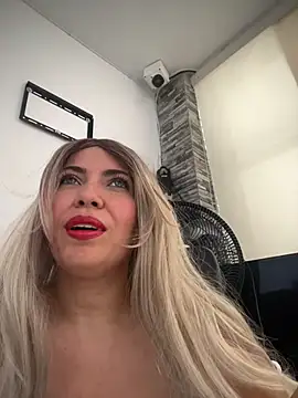 IsaSantoDomingo online show from 12/16/25, 03:28