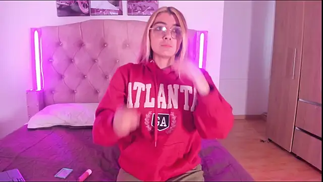 luciana pink0 online show from 11/28/25, 07:27