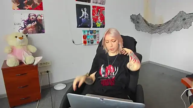 Snapshot of AuraliLi chatting on 12/17/25, 10:21 AuraliLi online show from 12/17/25, 10:21