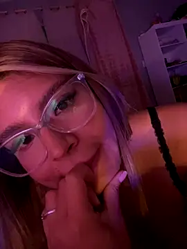 Snapshot of Alexarrm_17 chatting on 11/27/25, 03:52 Alexarrm 17 online show from 11/27/25, 03:52