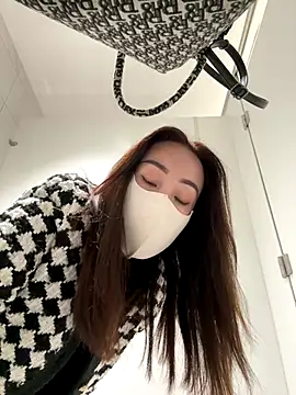 Snapshot of Seven-017 chatting on 12/17/25, 06:30 Seven-017 online show from 12/17/25, 06:30