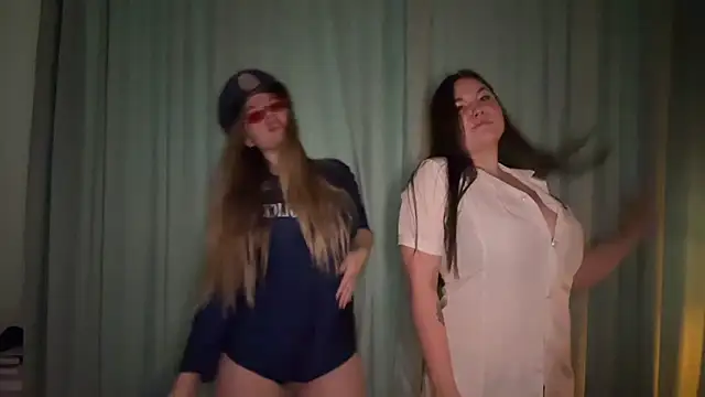 Snapshot of LunaAndFire chatting on 12/03/25, 02:15 LunaAndFire online show from 12/03/25, 02:15