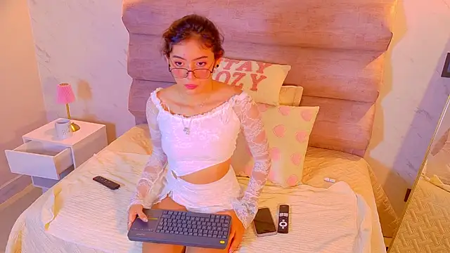 Snapshot of Mia_Cullen chatting on 12/17/25, 12:00 Mia Cullen online show from 12/17/25, 12:00