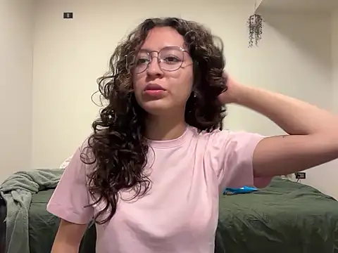 Snapshot of Alicatcua_ chatting on 06/24/26, 02:32 Alicatcua online show from 06/24/26, 02:32