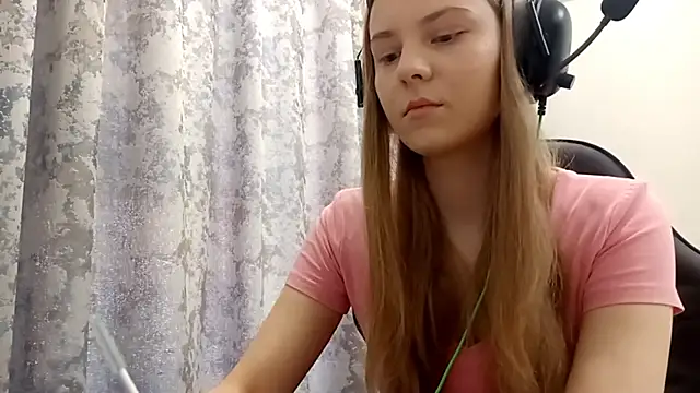 Snapshot of CrackShirker chatting on 12/17/25, 06:19 CrackShirker online show from 12/17/25, 06:19