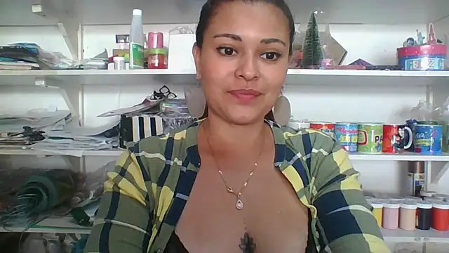 Snapshot of hafsa_ali chatting on 12/21/25, 06:48 hafsa ali online show from 12/21/25, 06:48