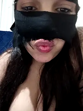 Snapshot of Amou-na chatting on 12/22/25, 11:35 Amou-na online show from 12/22/25, 11:35