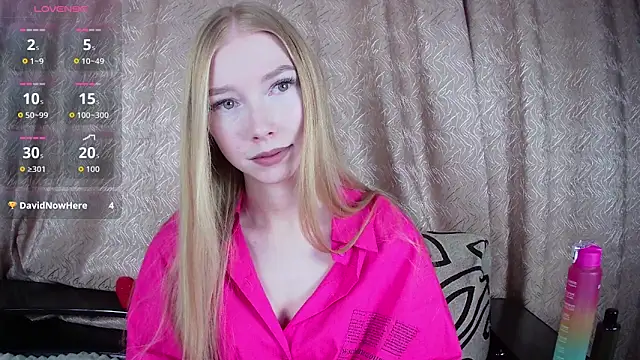 Snapshot of Rysella chatting on 12/16/25, 12:43 Rysella online show from 12/16/25, 12:43