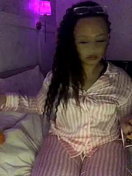 Snapshot of mayawestt chatting on 11/29/25, 10:02 mayawestt online show from 11/29/25, 10:02