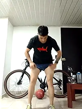 Snapshot of Yucasaurio chatting on 12/01/25, 10:59 Yucasaurio online show from 12/01/25, 10:59