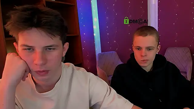 Snapshot of leo_valor chatting on 12/15/25, 12:42 leo valor online show from 12/15/25, 12:42