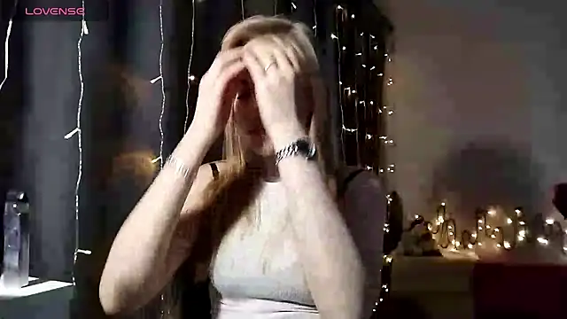 LunaPeony online show from 12/19/25, 05:47