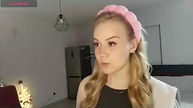 LunaPeony online show from 12/19/25, 09:11