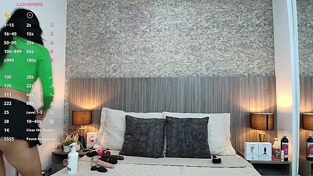 nicol alvarez online show from 04/18/26, 11:47