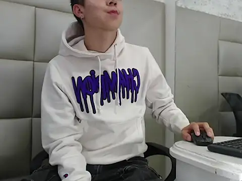 Snapshot of JuanGomm chatting on 12/20/25, 04:08 JuanGomm online show from 12/20/25, 04:08