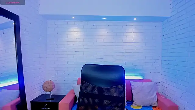 TiffanyHoustton online show from 02/25/26, 12:04