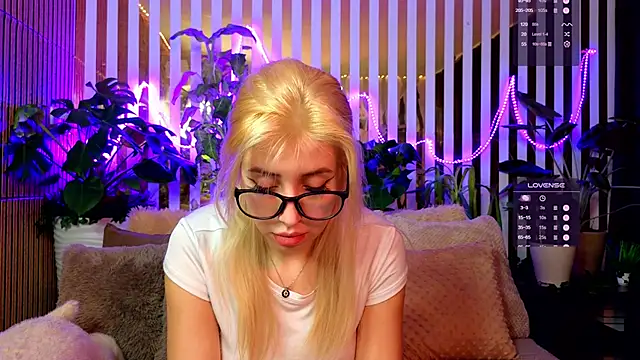 FlowweerGirl online show from 12/16/25, 09:31