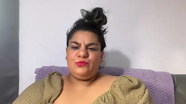 YoungCurvyLeah online show from 08/01/26, 02:11