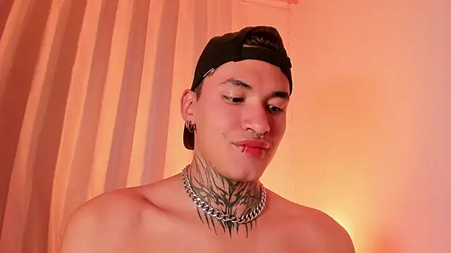 Snapshot of AlecBanne chatting on 12/19/25, 04:52 AlecBanne online show from 12/19/25, 04:52