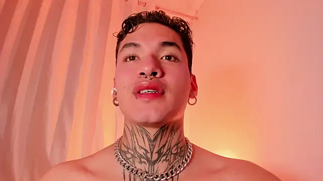 Snapshot of AlecBanne chatting on 12/20/25, 03:13 AlecBanne online show from 12/20/25, 03:13