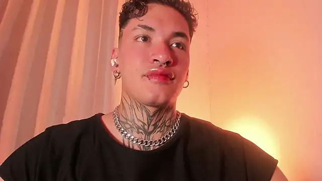 Snapshot of AlecBanne chatting on 12/21/25, 11:23 AlecBanne online show from 12/21/25, 11:23