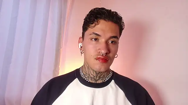 Snapshot of AlecBanne chatting on 01/12/26, 10:26 AlecBanne online show from 01/12/26, 10:26