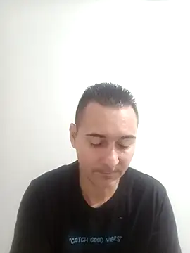 Snapshot of MonNave chatting on 12/04/25, 10:07 MonNave online show from 12/04/25, 10:07