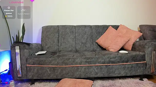 Daphnee-12 online show from 12/20/25, 06:48